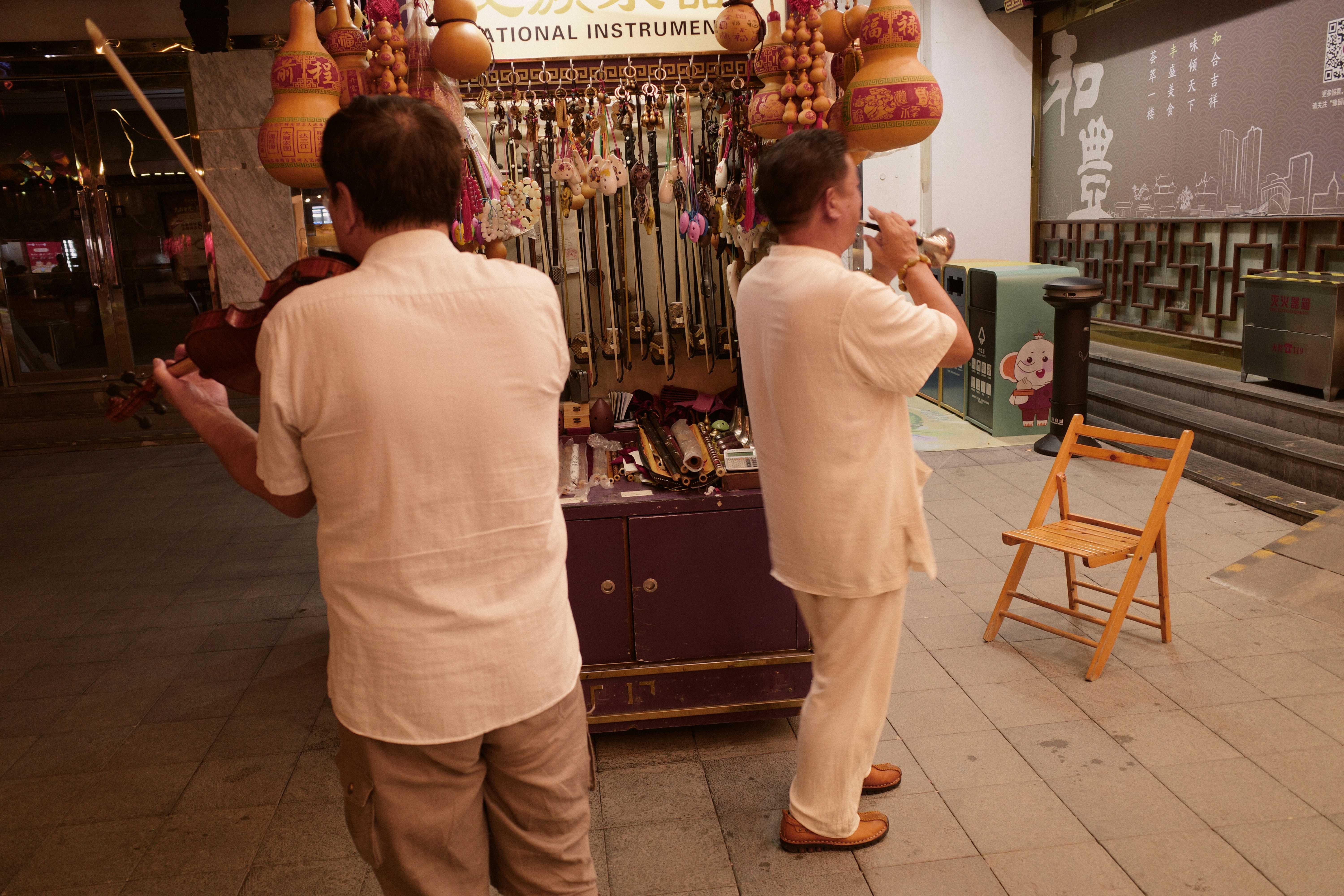 与陌生人接触多了,我看到画面之外的我，无力留住那些真实的面孔，只在恍惚的回忆中，写着这些“看不透的”的故事.
