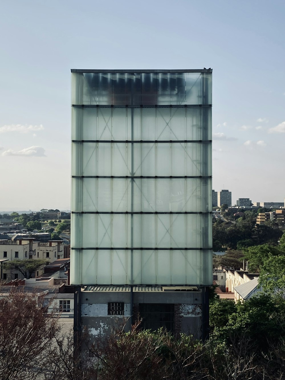 Un edificio alto de vidrio