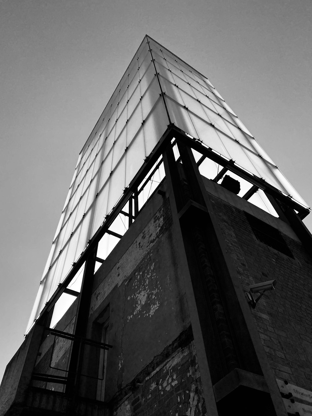 a tall building with a metal frame