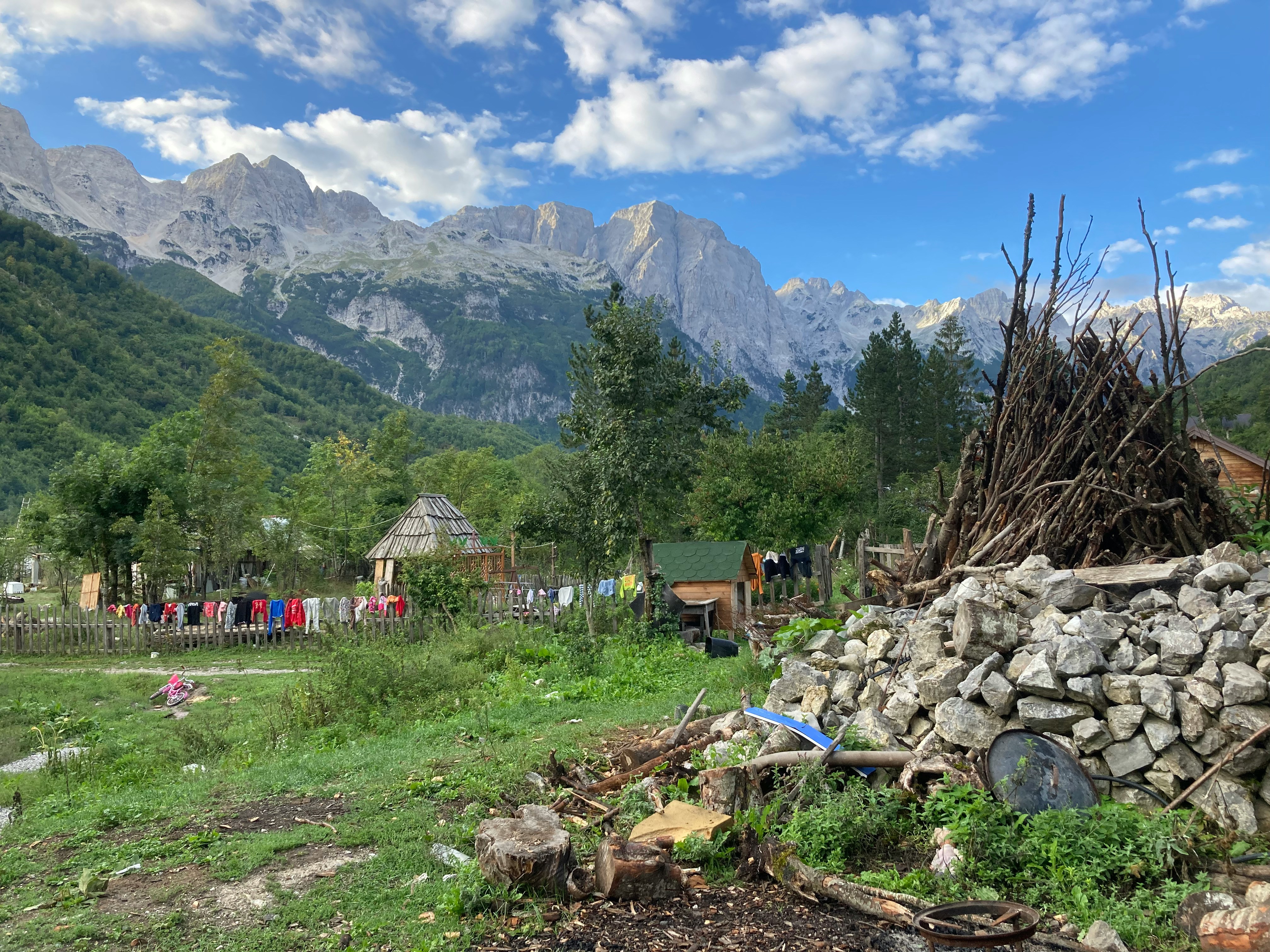 Umweltfreundliche Praktiken bei einer Wanderung in Albanien