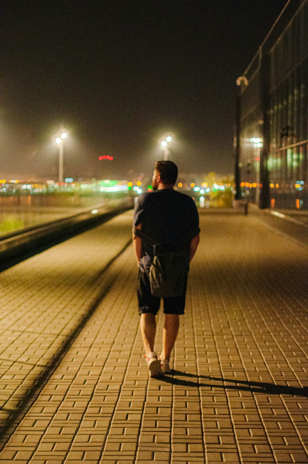 Un homme marchant sur un trottoir