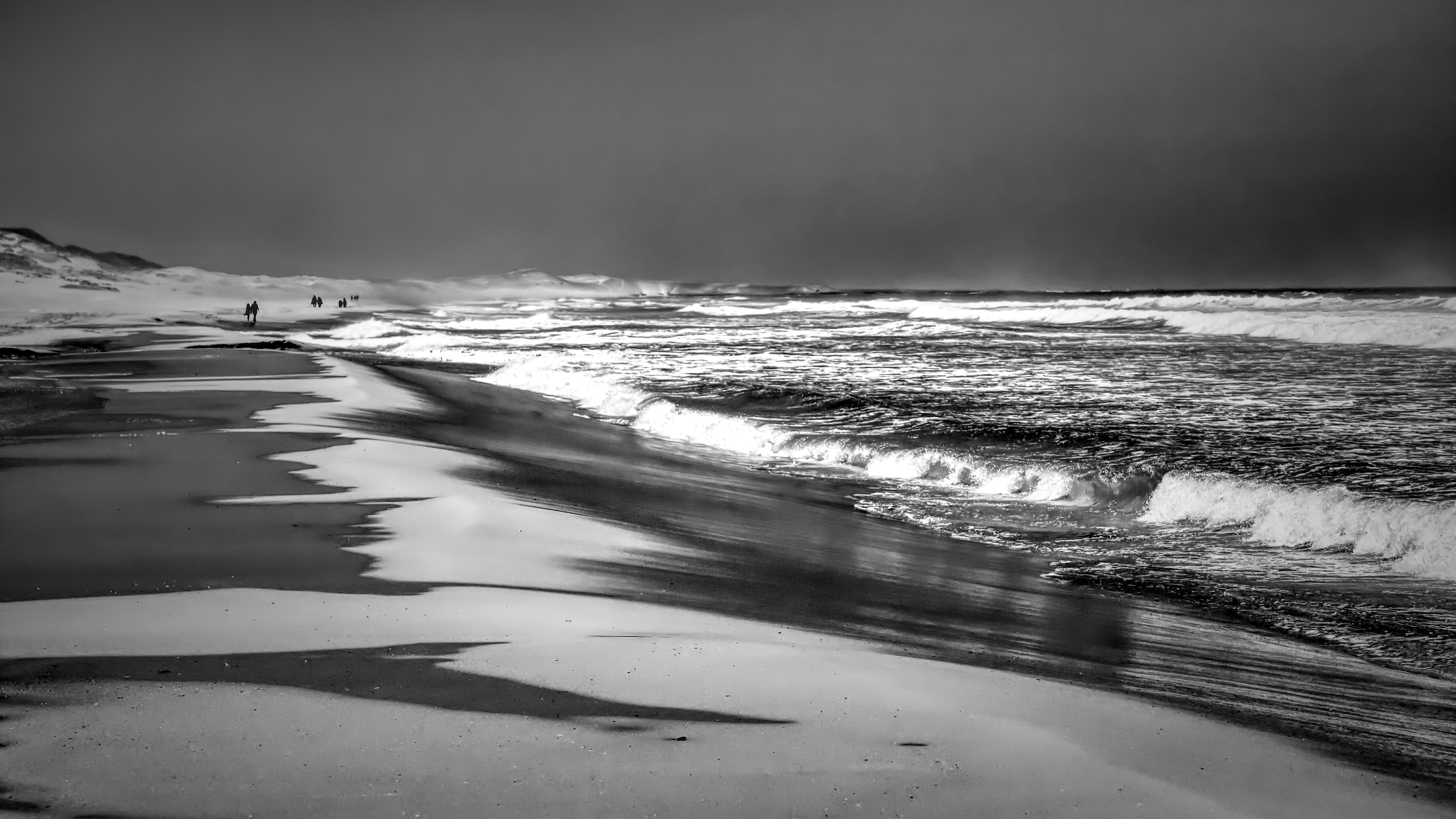 Une photo en noir et blanc d'une plage et de l'océan photo – Image gratuite  de Plage sur Unsplash, image size:3000x1688