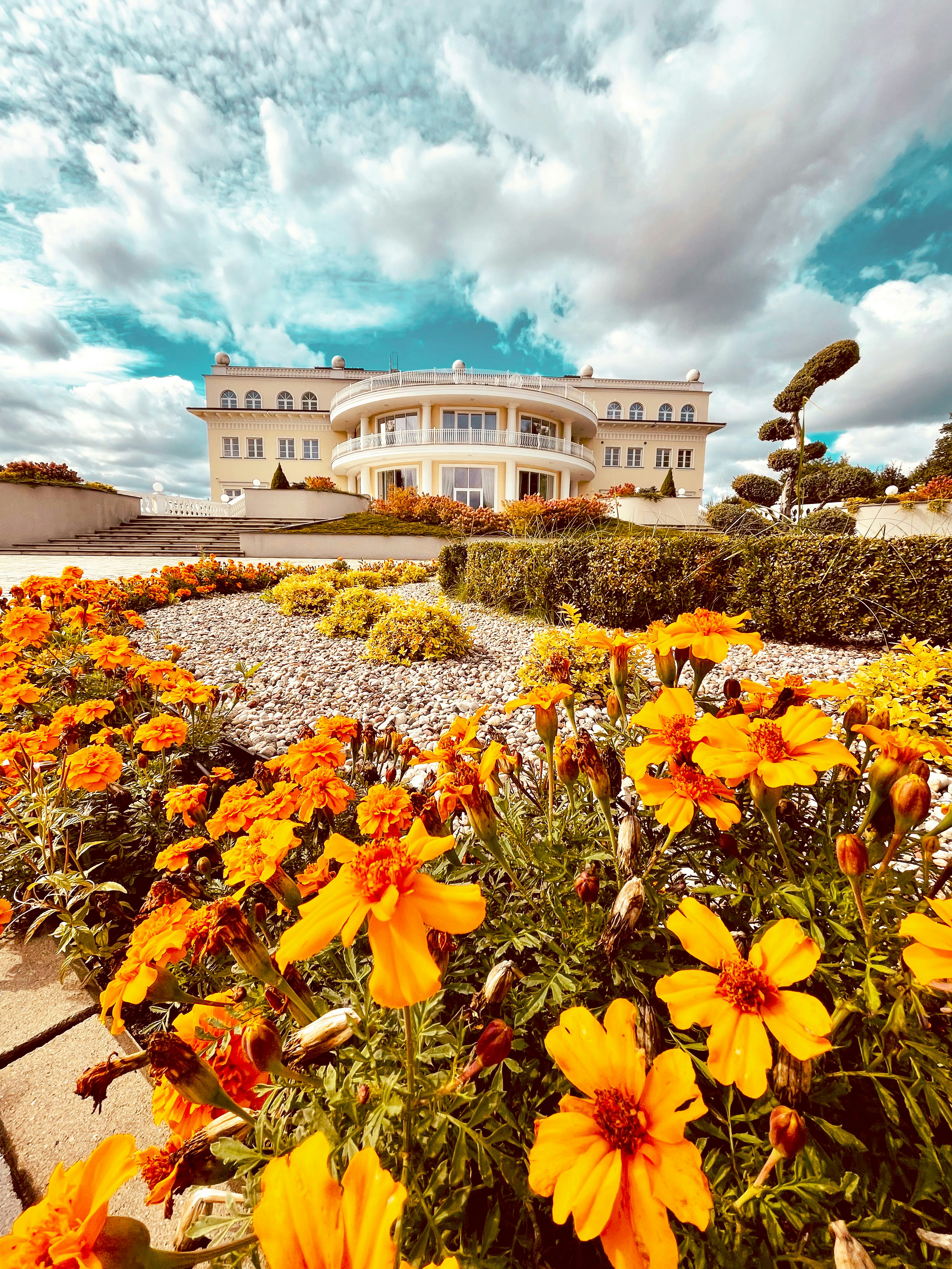 A large building with many flowers in front of it photo – Free Mińsk ...