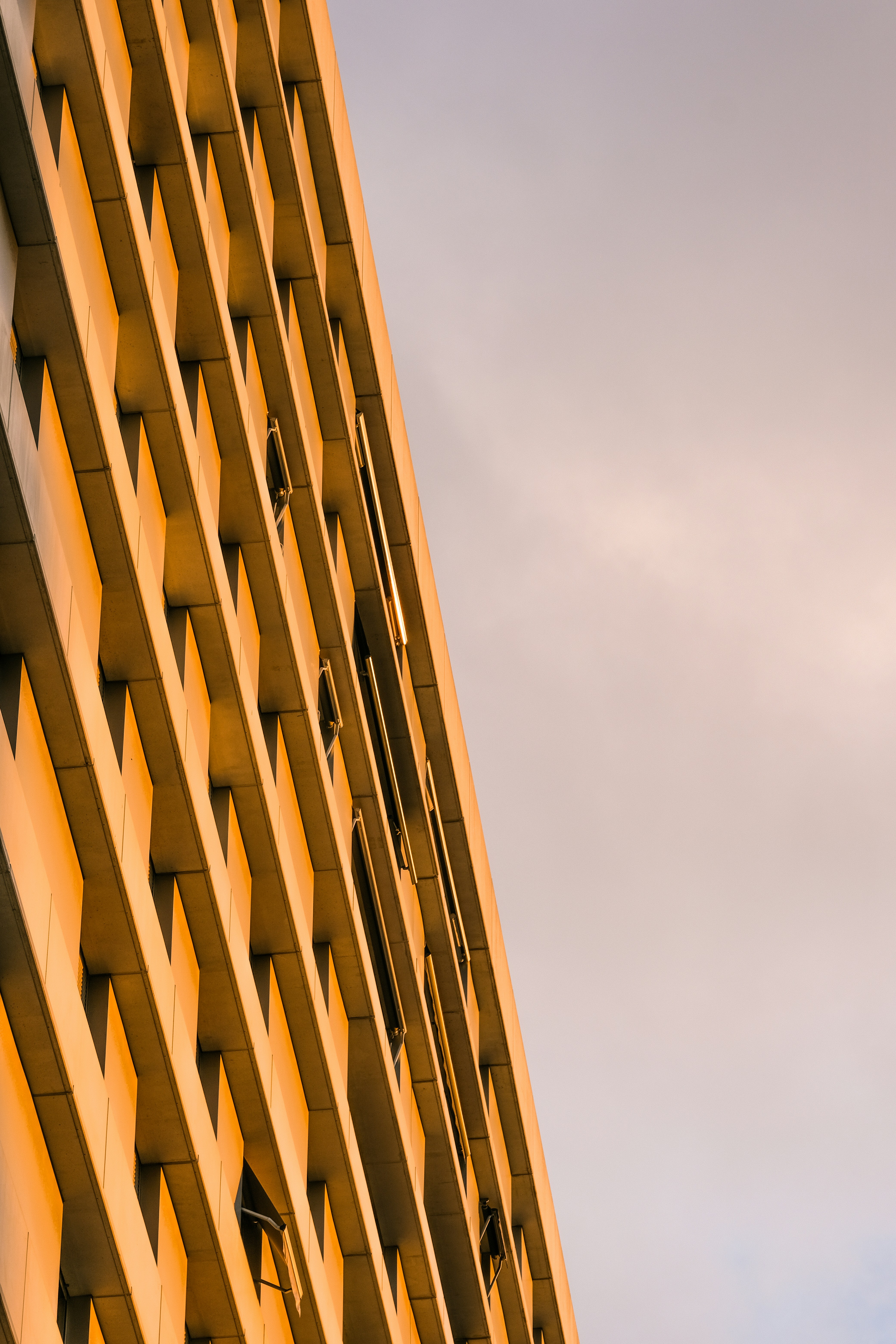 Un edificio alto con muchas ventanas