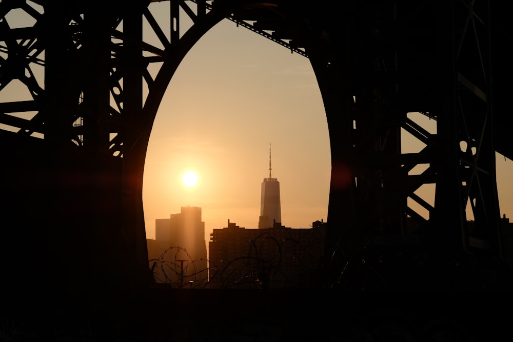 uma vista através de uma cerca de uma cidade