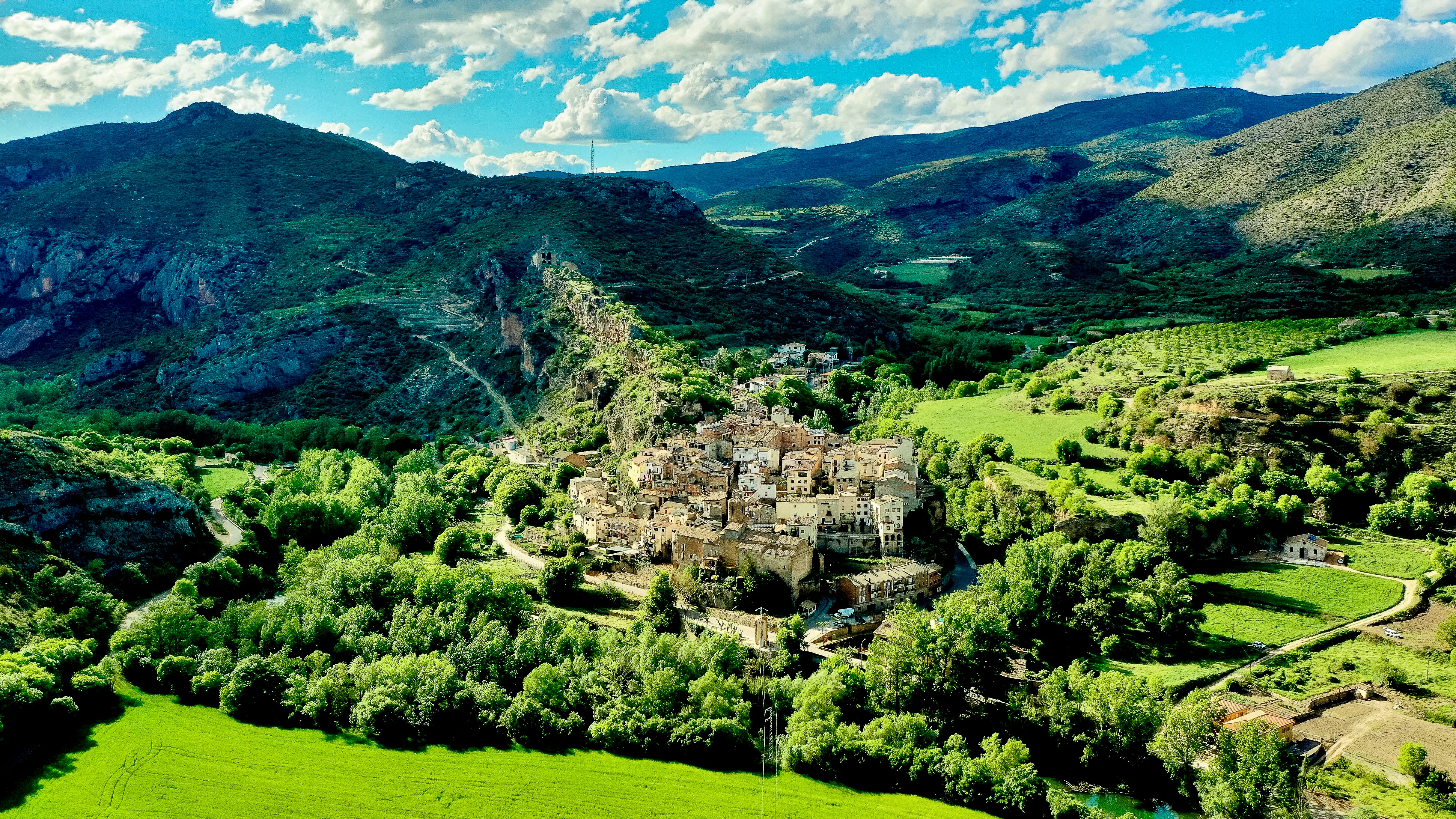 uma paisagem com árvores e um edifício