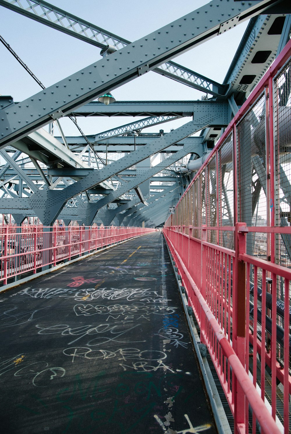 赤い手すりのあるウィリアムズバーグ橋