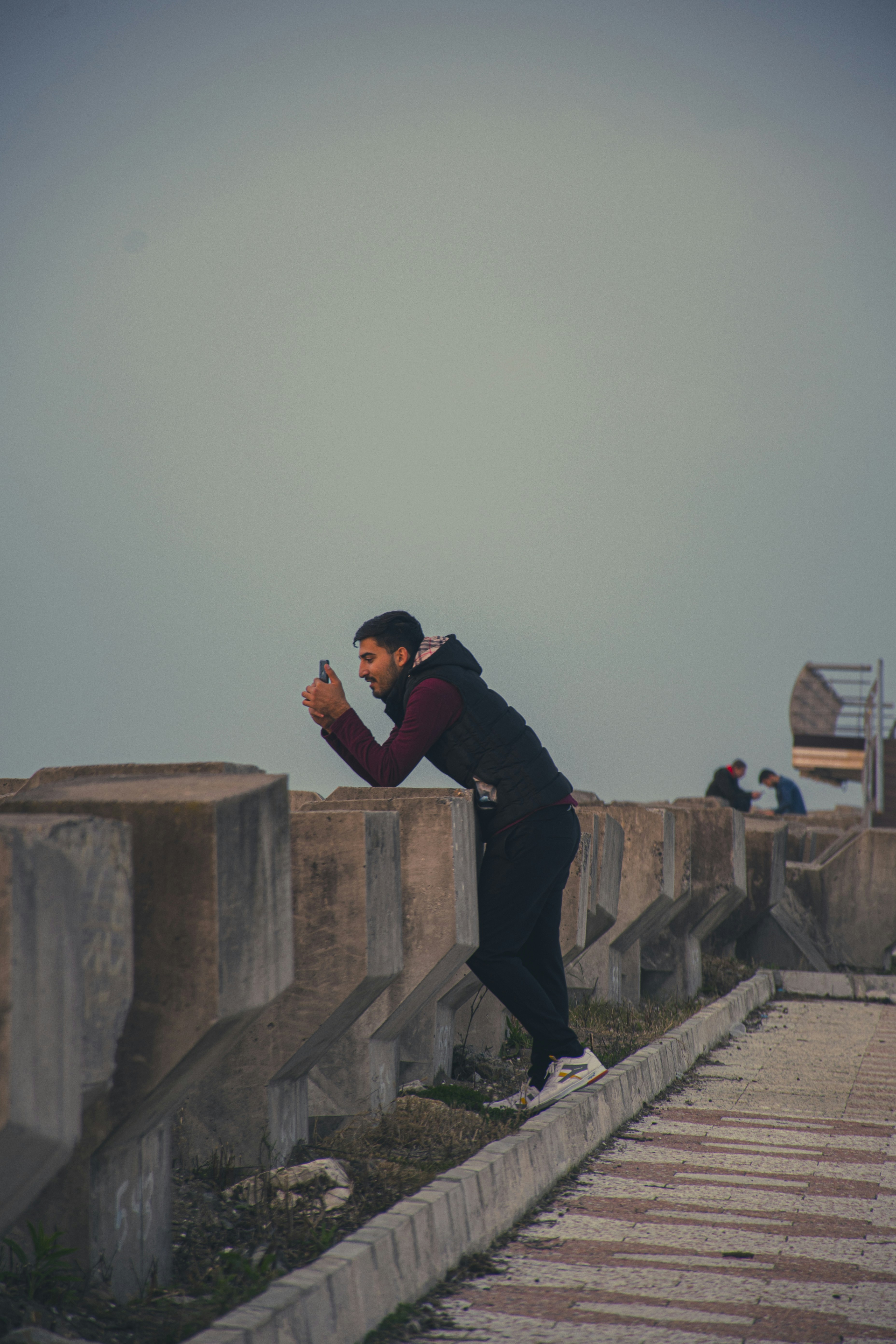 Ein Mann steht auf einer Steinmauer