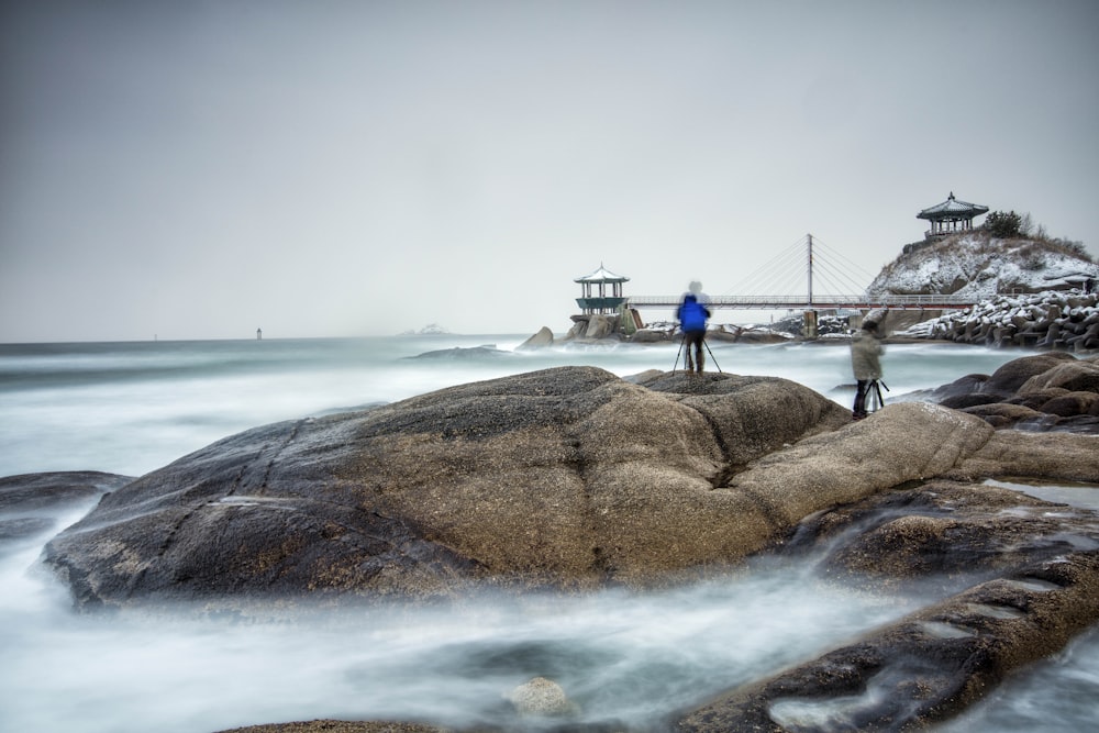 Ein großer Felsen am Strand