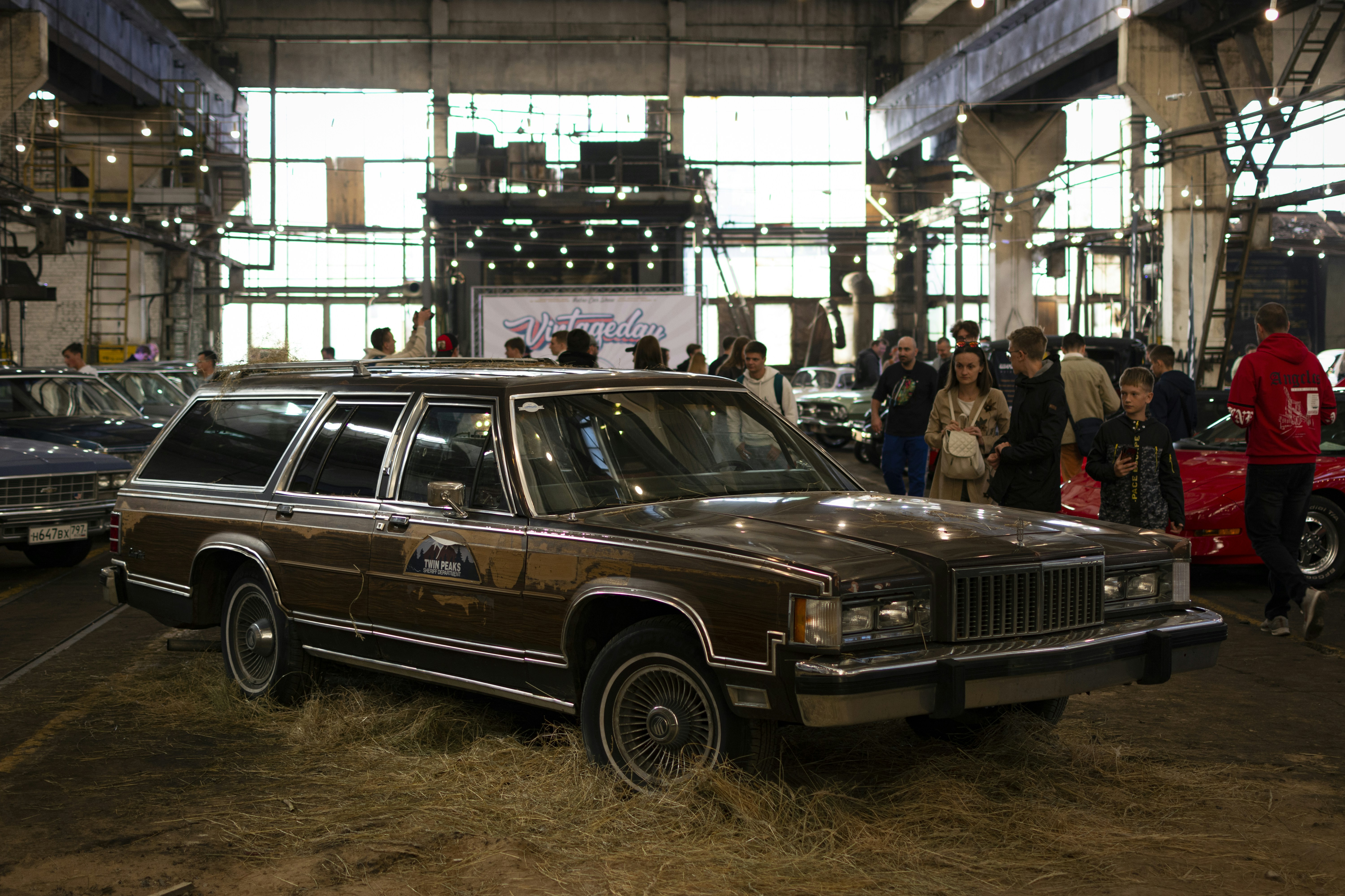 une voiture garée dans un immeuble