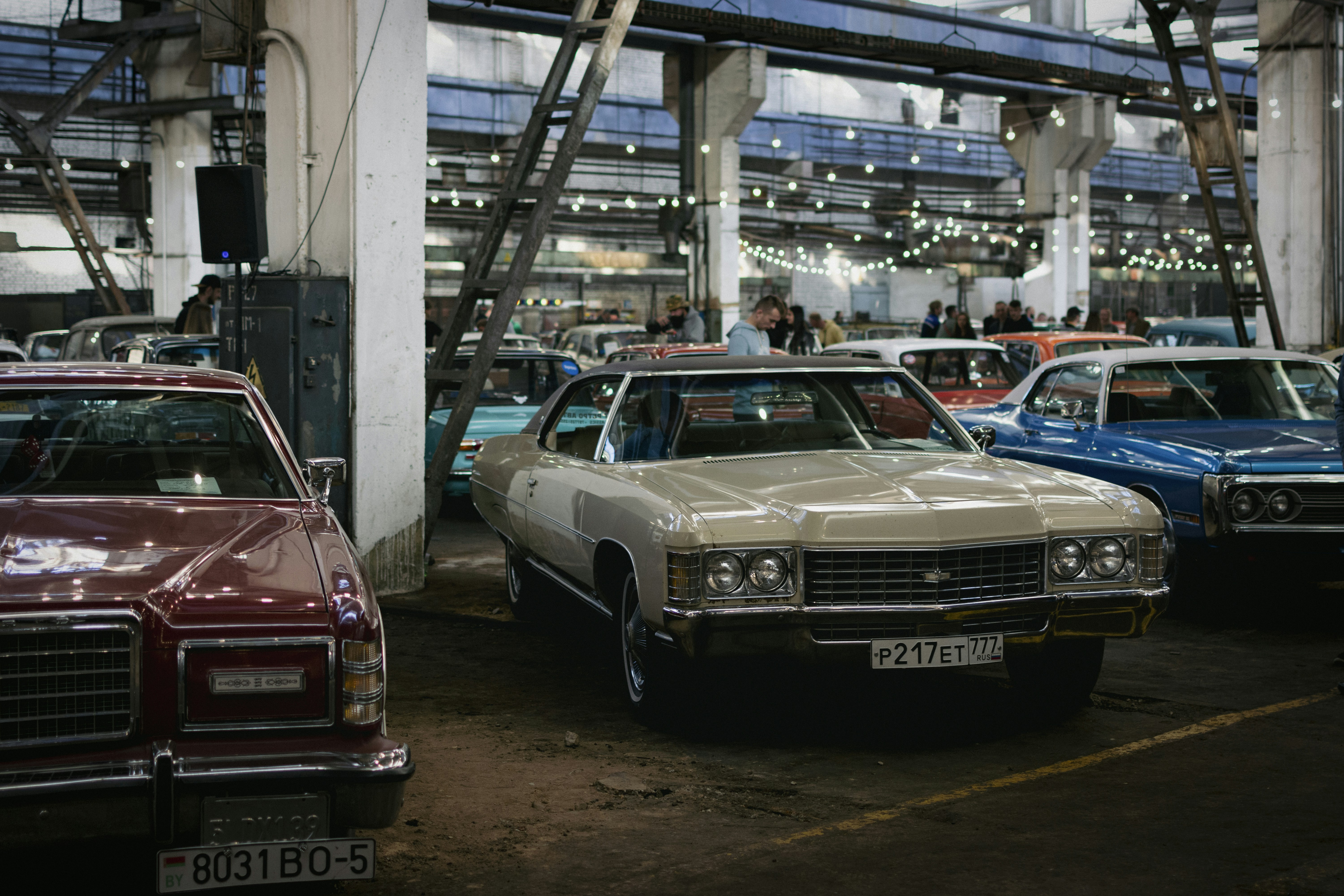 un groupe de voitures garées dans un parking