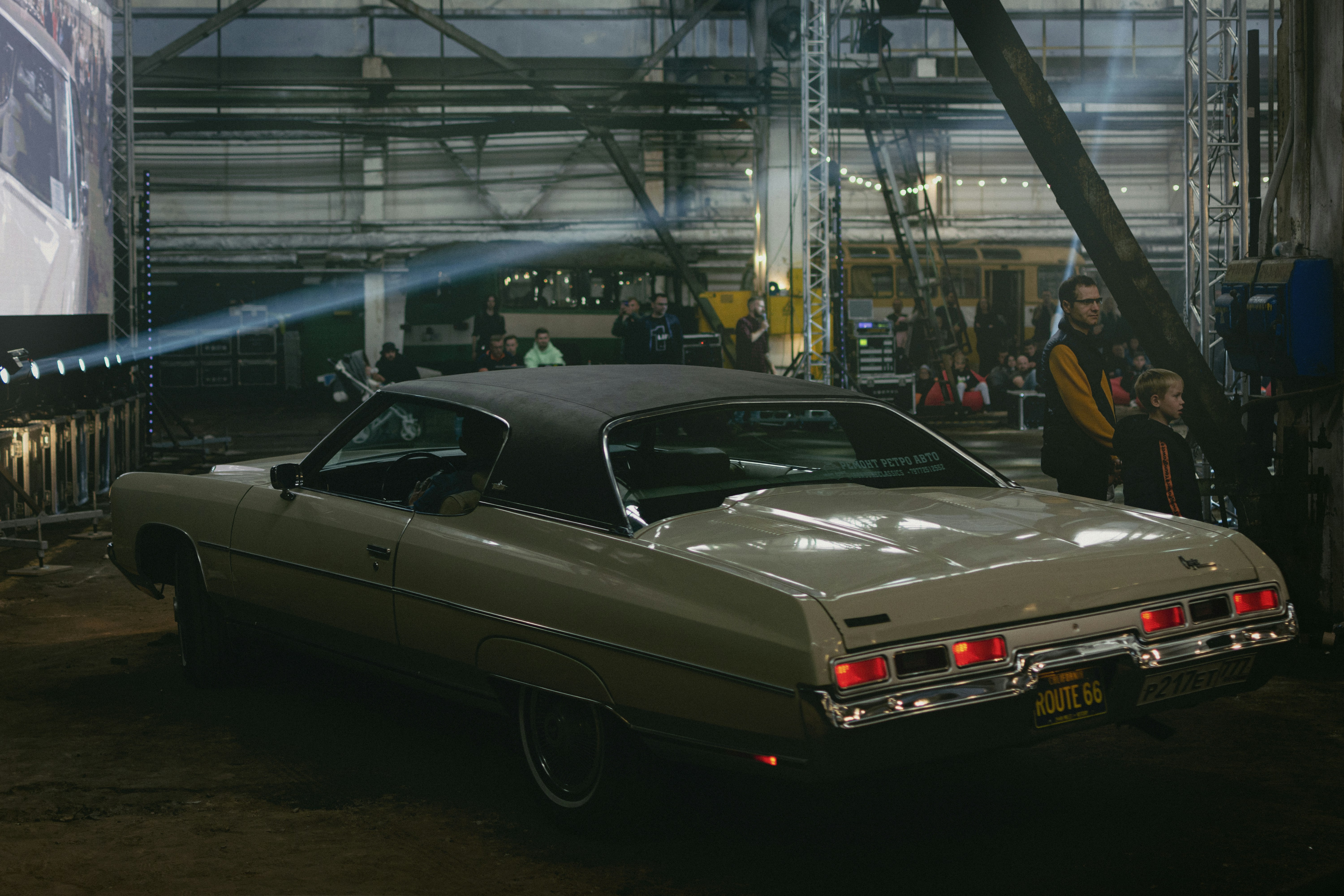 un'auto parcheggiata all'interno di un edificio