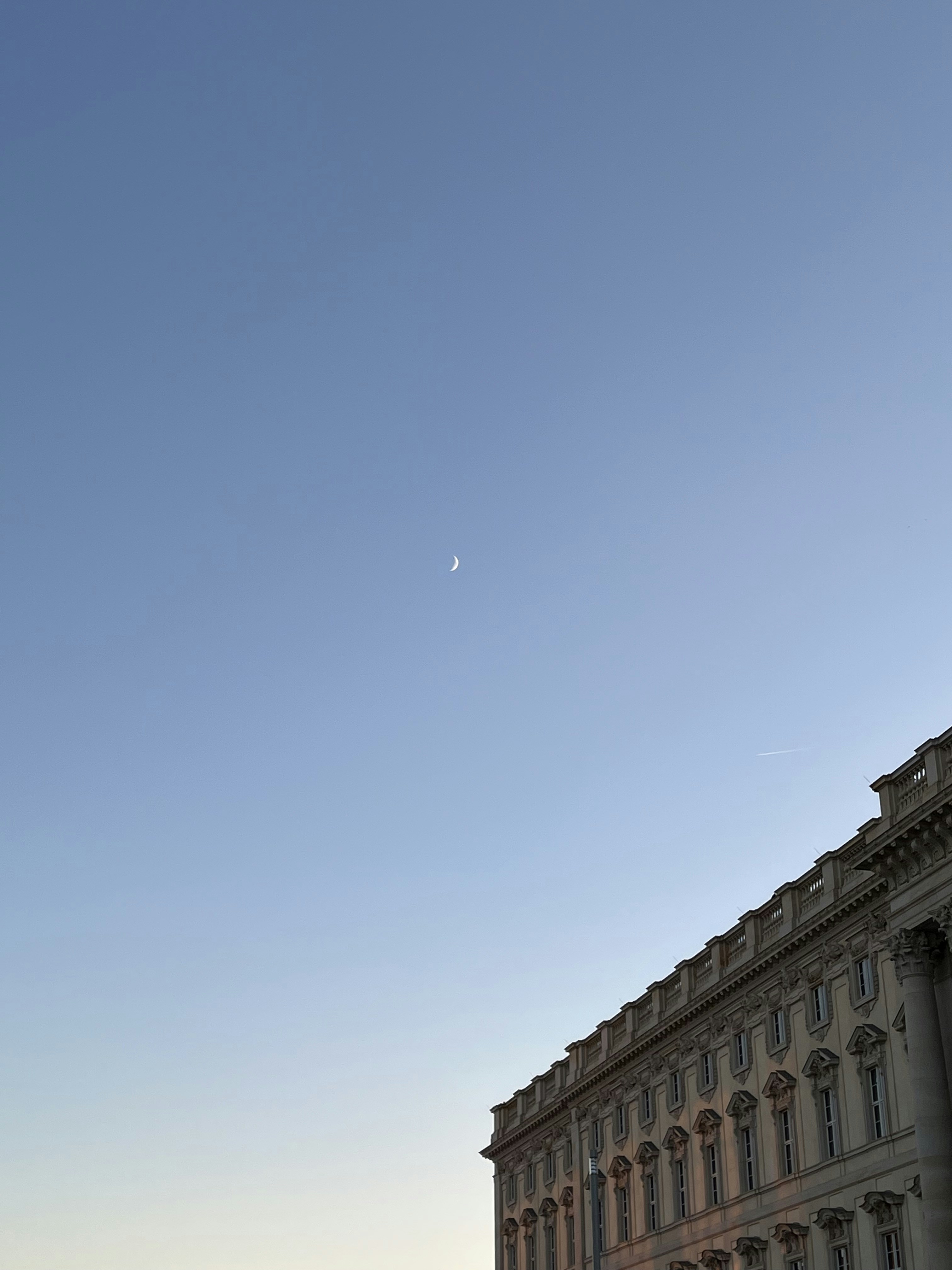 空に月のある建物