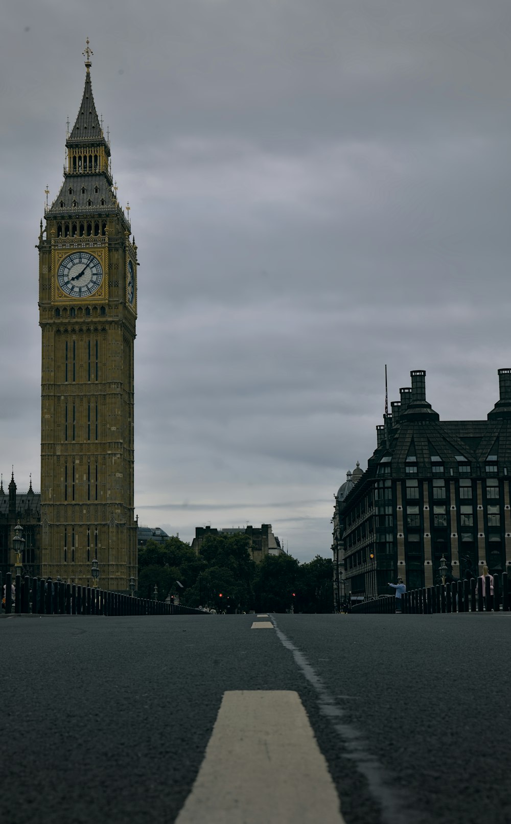 Una gran torre del reloj se alza