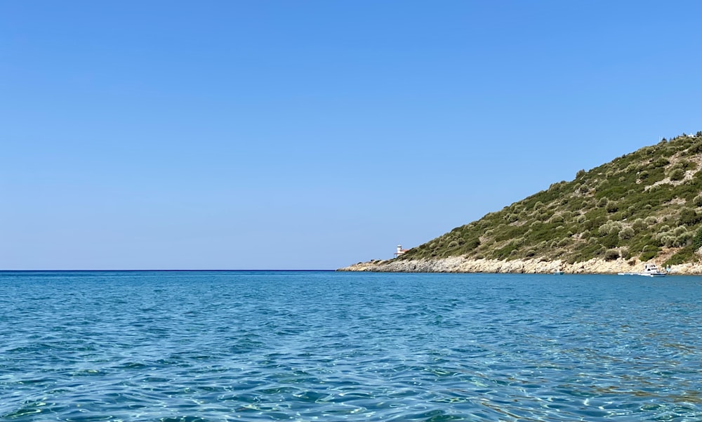 Uno specchio d'acqua con una collina sullo sfondo