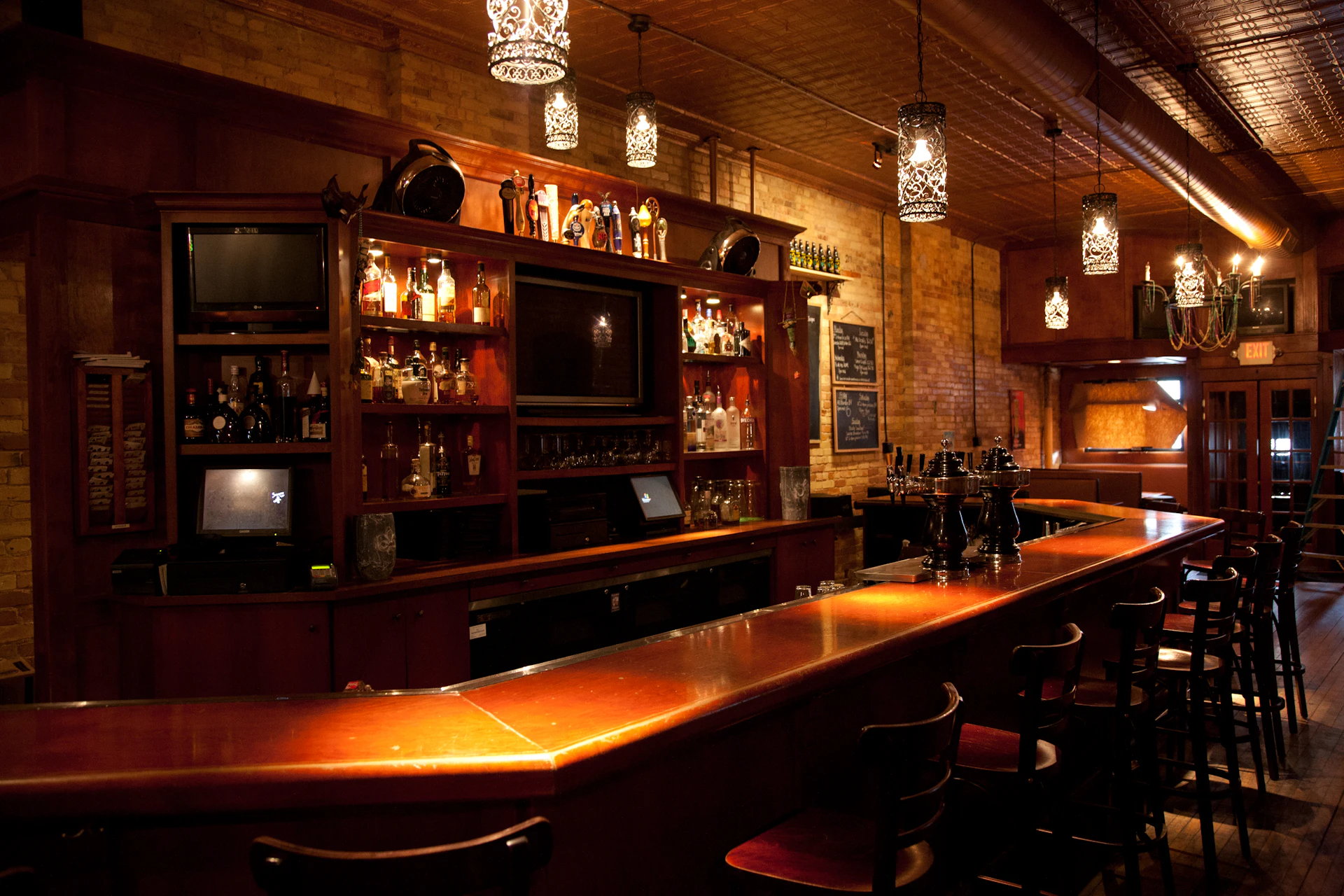Barra de madera de un bar de tapas de toda la vida