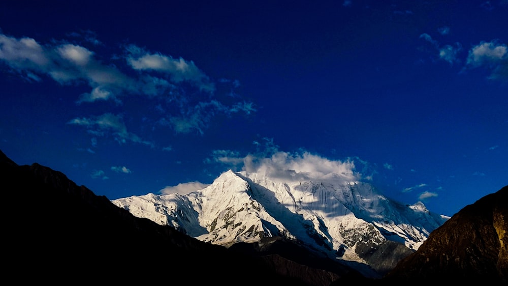 Une chaîne de montagnes avec des nuages