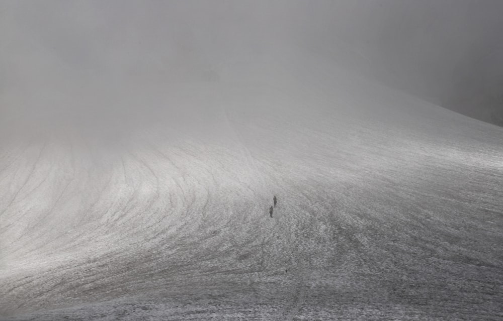 Eine Person, die auf einem verschneiten Hügel geht