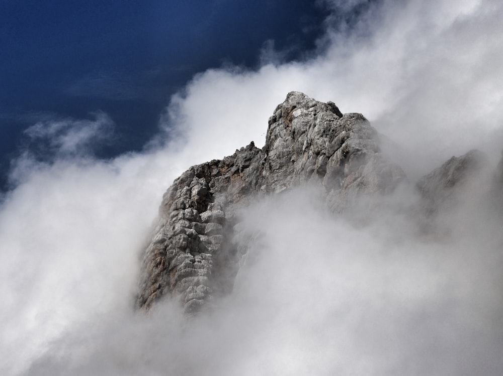 Ein Berg mit Wolken um ihn herum