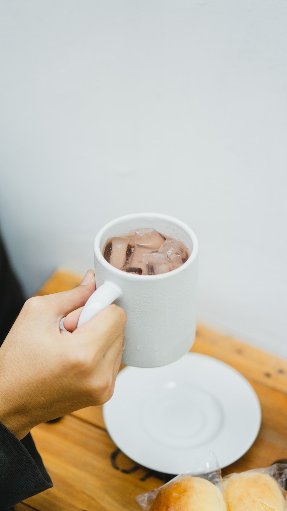 una mano sosteniendo una taza de café