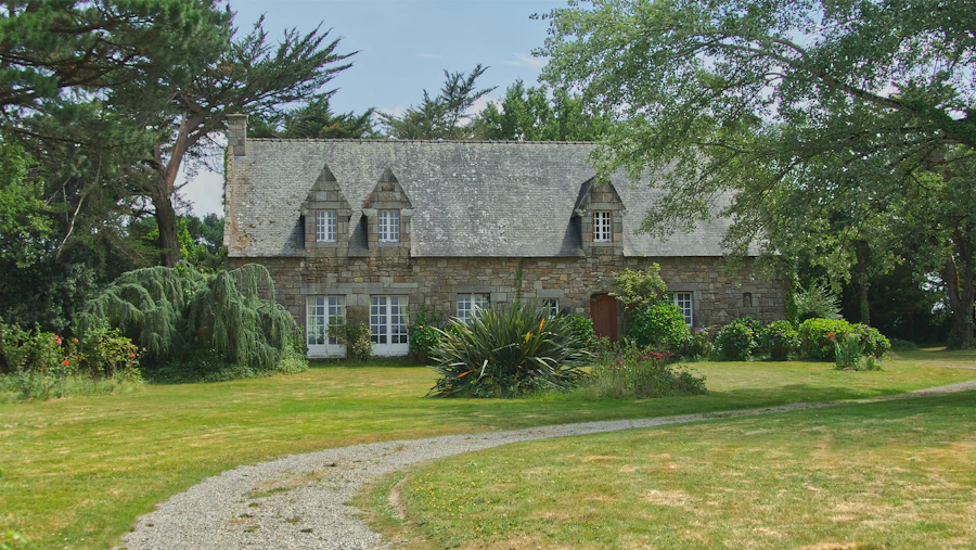 Longère bretonne en granit avec toiture en ardoise et jardin