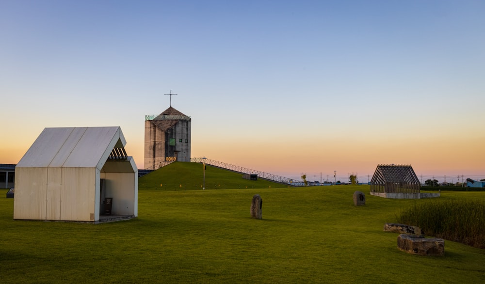 Un edificio con una torre al fondo