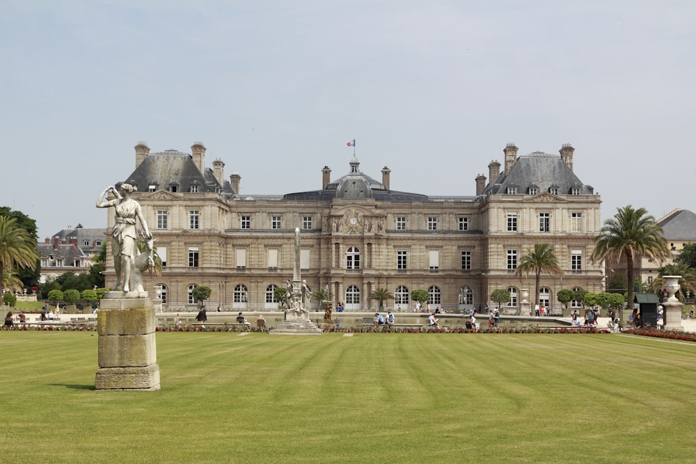 un grande edificio con una statua di fronte ad esso