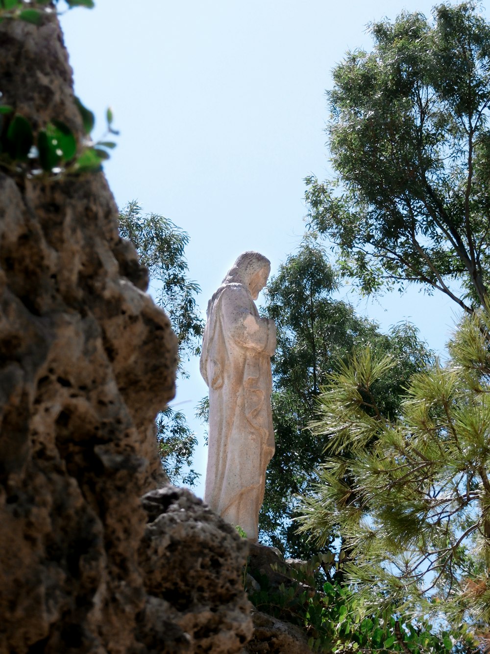 una statua di una persona su una roccia