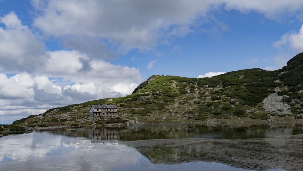 Ein Haus auf einem Hügel am Wasser