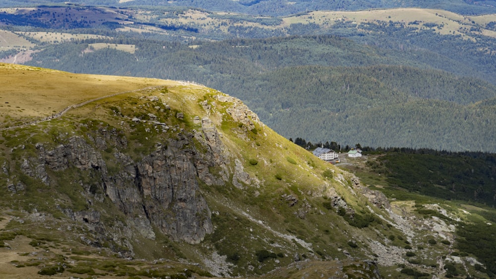 Un paisaje con colinas y árboles