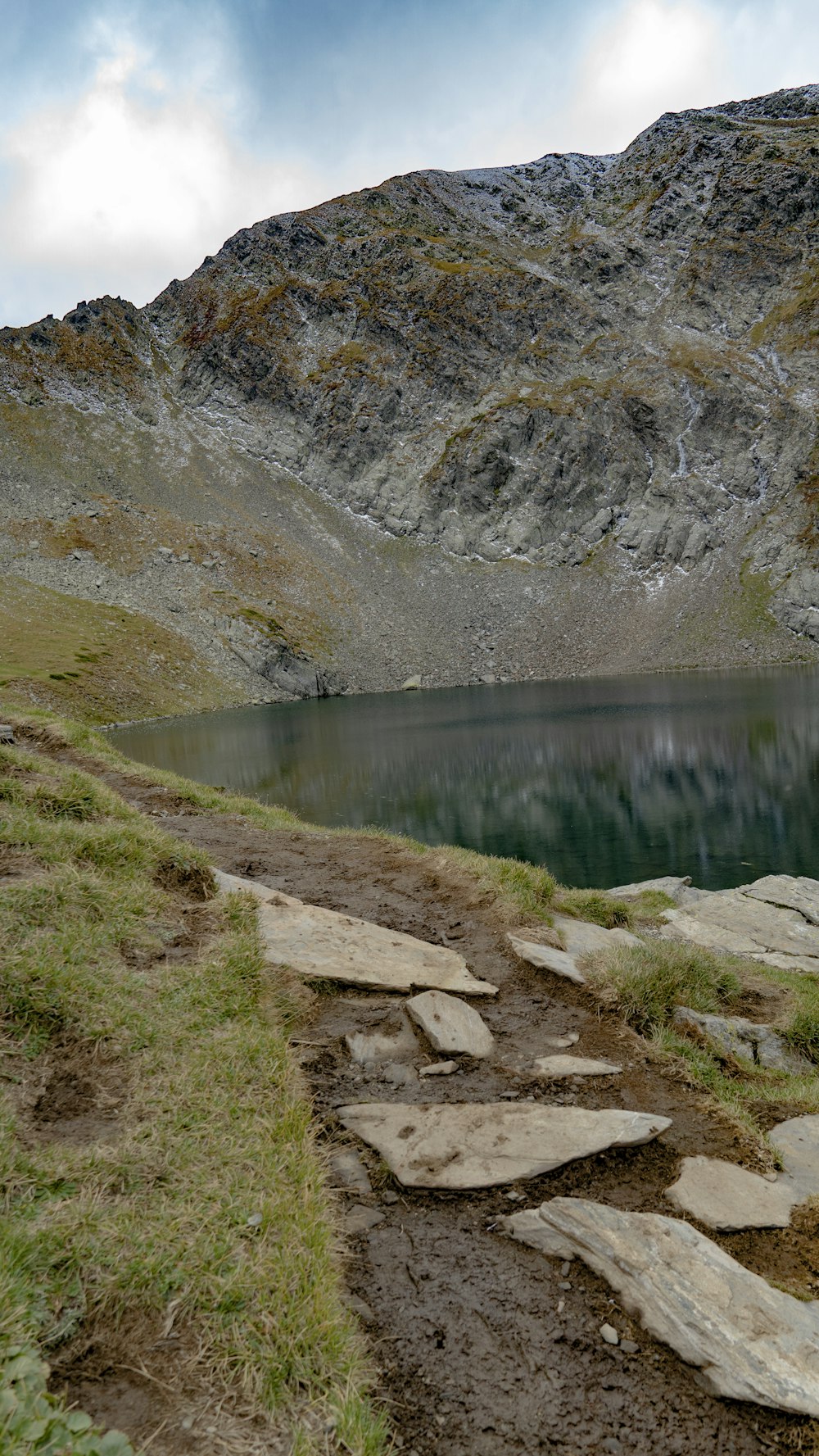 un lago en una zona rocosa