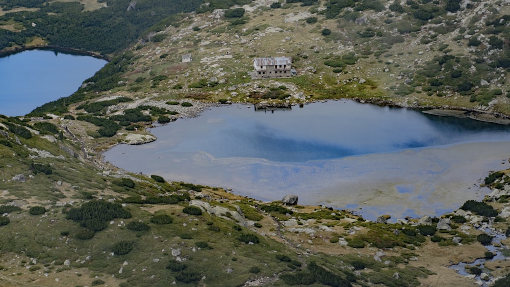 Una casa en una colina