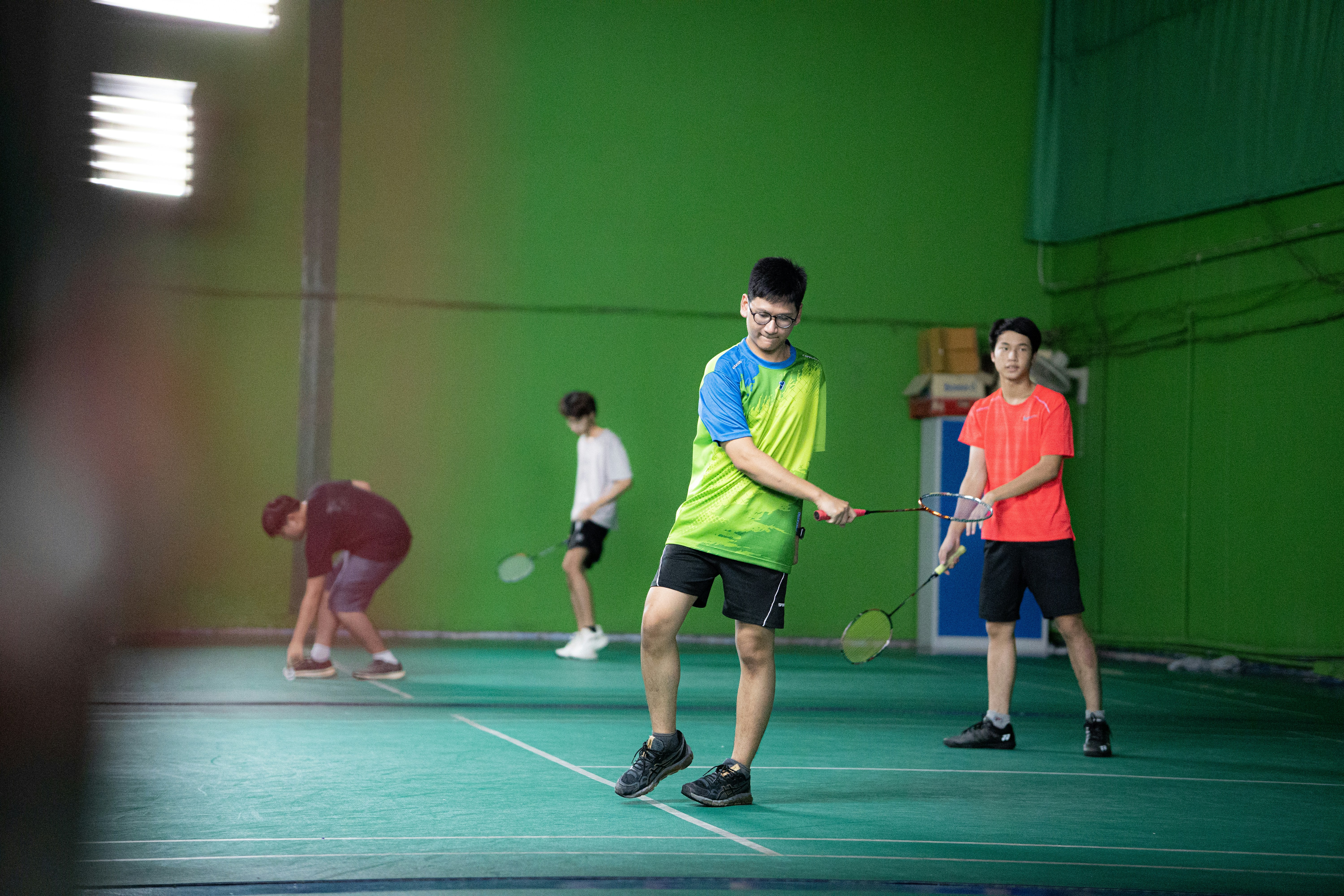 a group of people playing tennis