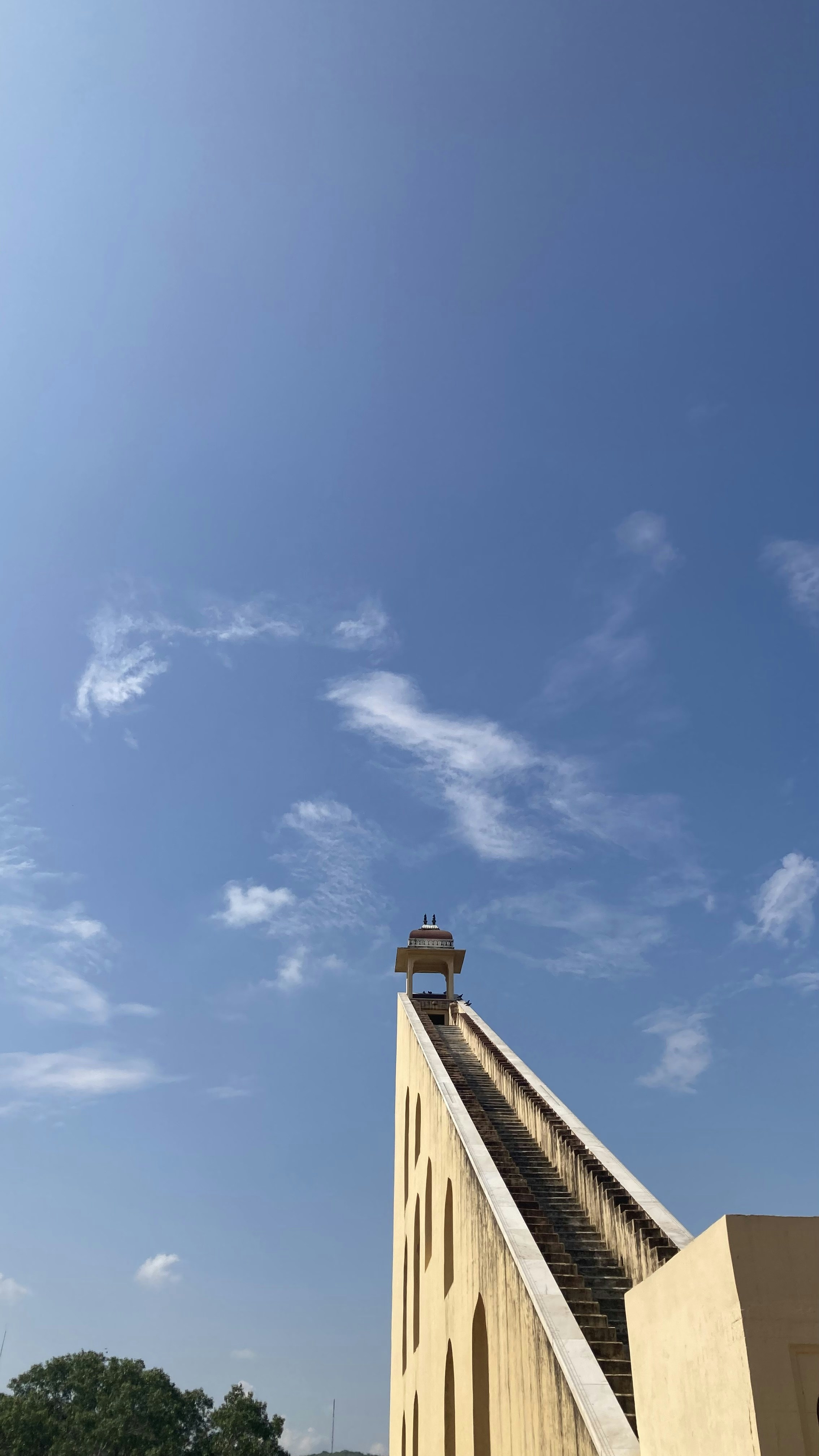 um edifício com uma torre