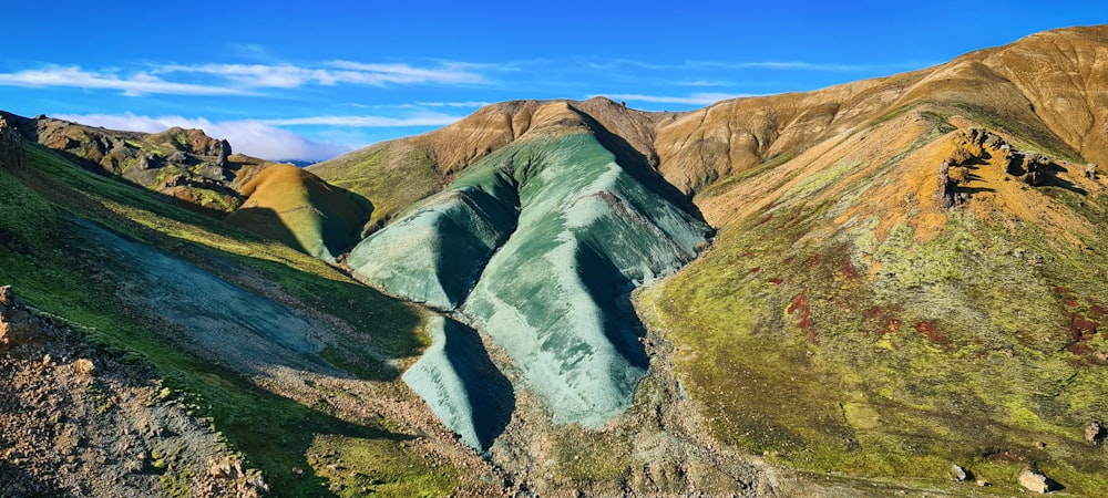 un río que atraviesa un valle