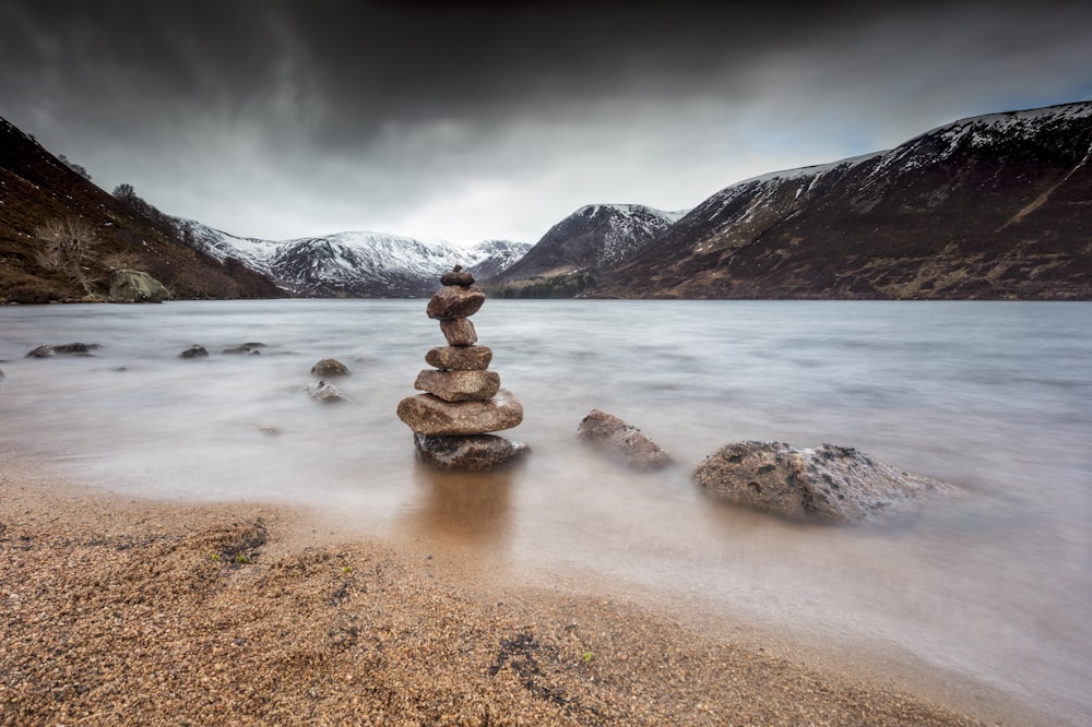 Una pila de rocas en un lago