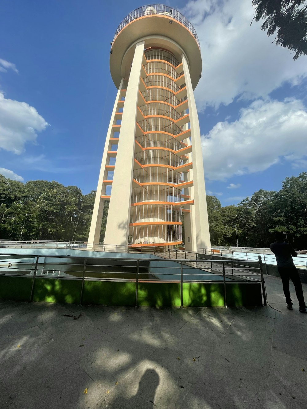 Un grand bâtiment avec un pont