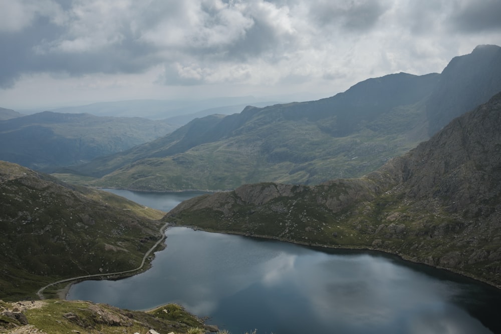 um lago cercado por montanhas