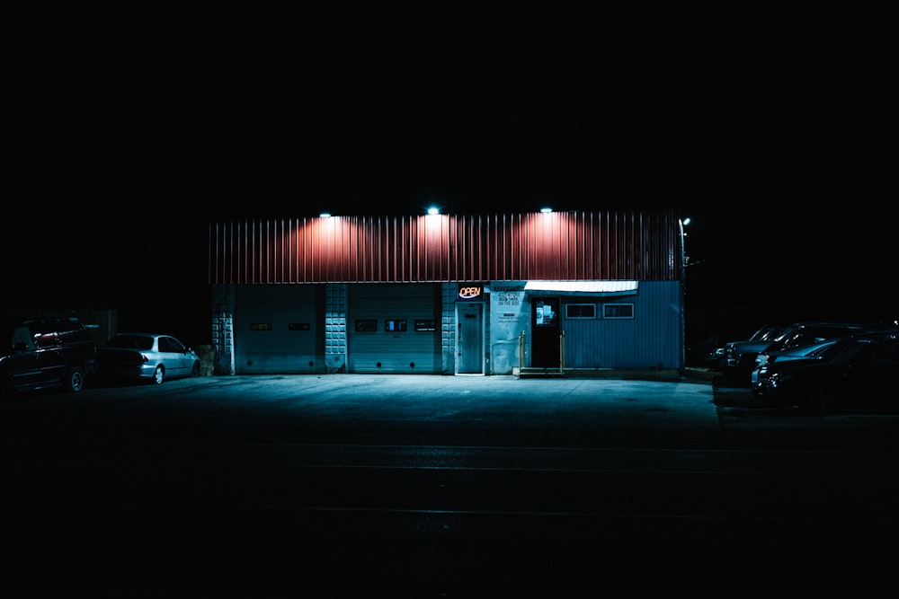 Un bâtiment au toit rouge