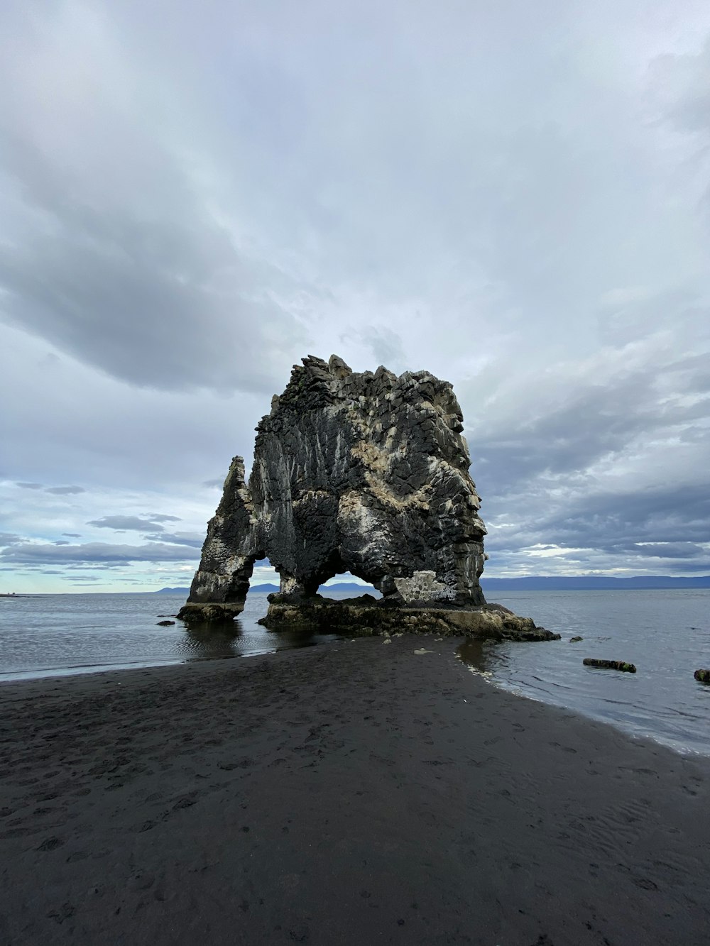 Un gros rocher sur une plage
