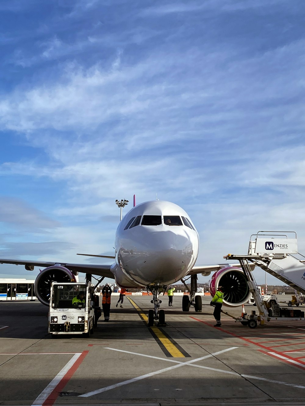 Ein Flugzeug wird für einen Flug vorbereitet