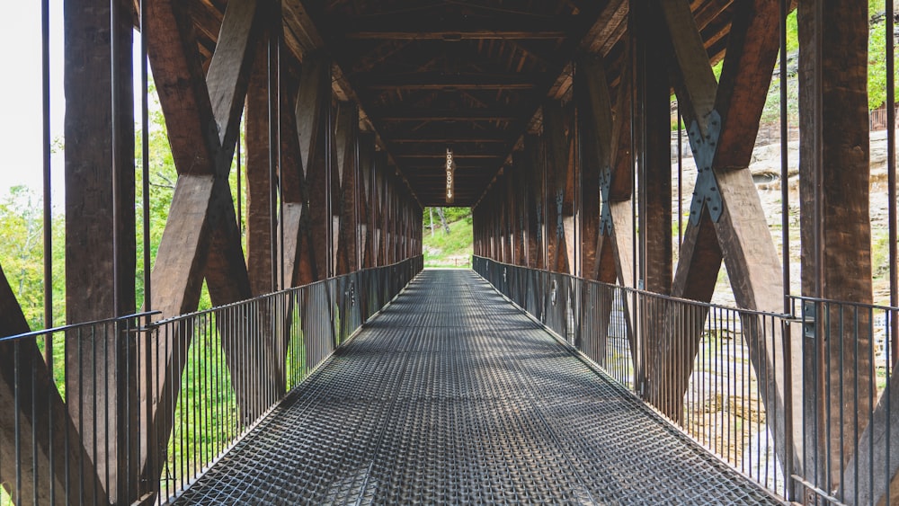uma ponte de madeira com uma passarela