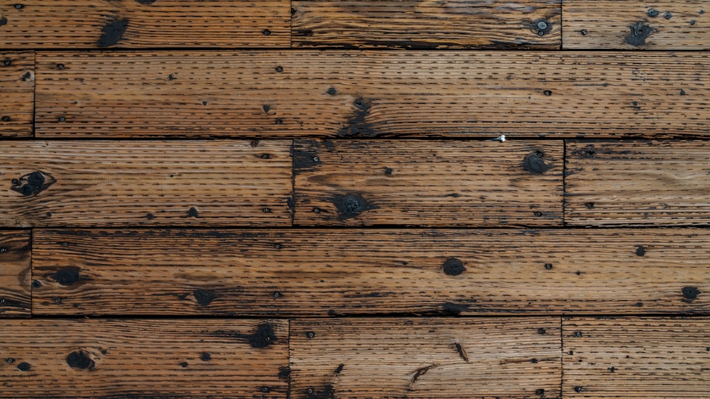 un plancher de bois percé de trous