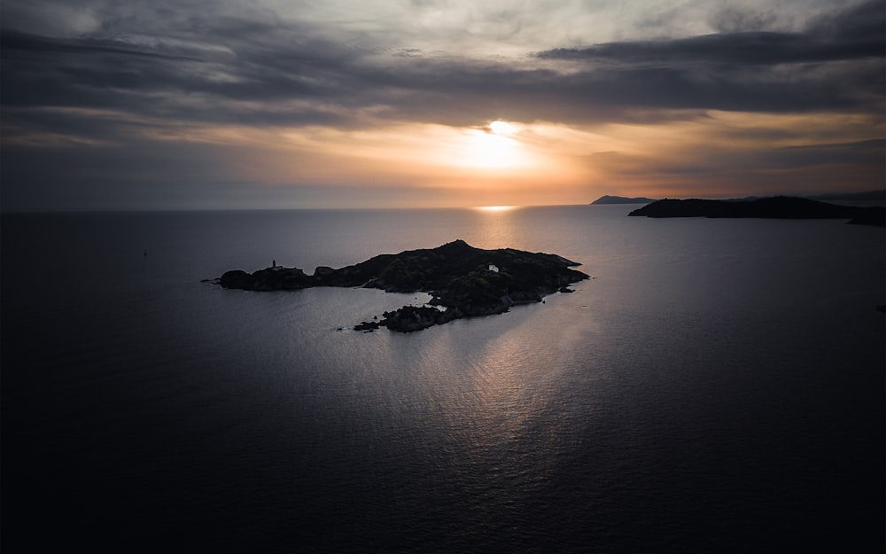 un tramonto su uno specchio d'acqua