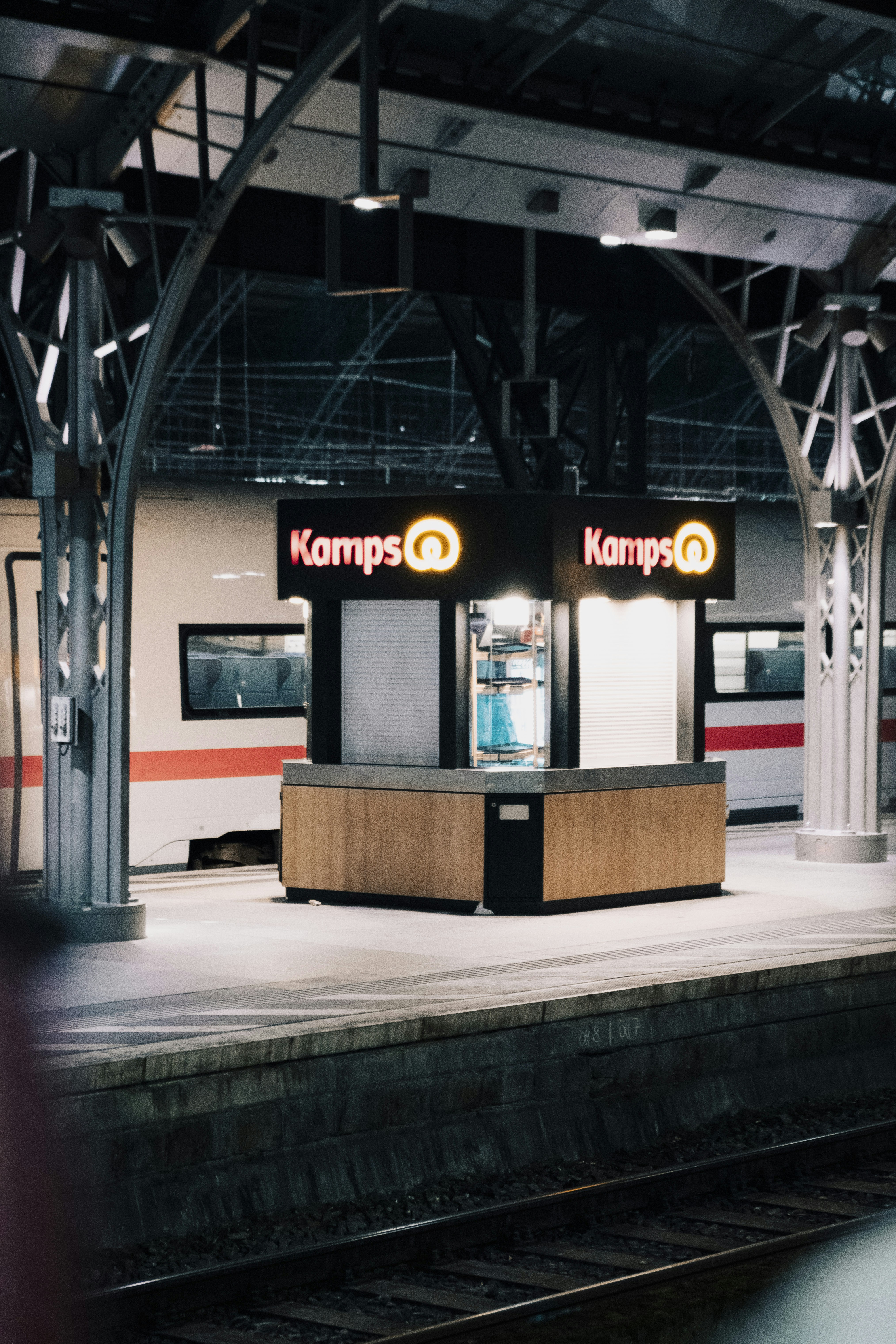 看板のある駅の様子