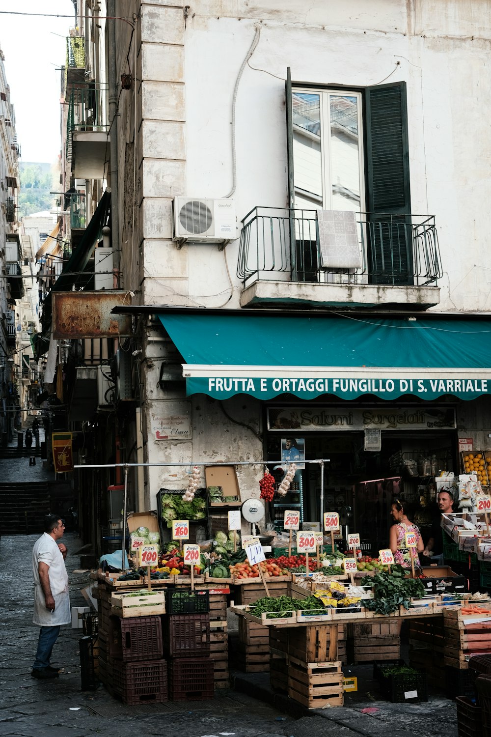 Una calle con escaparate