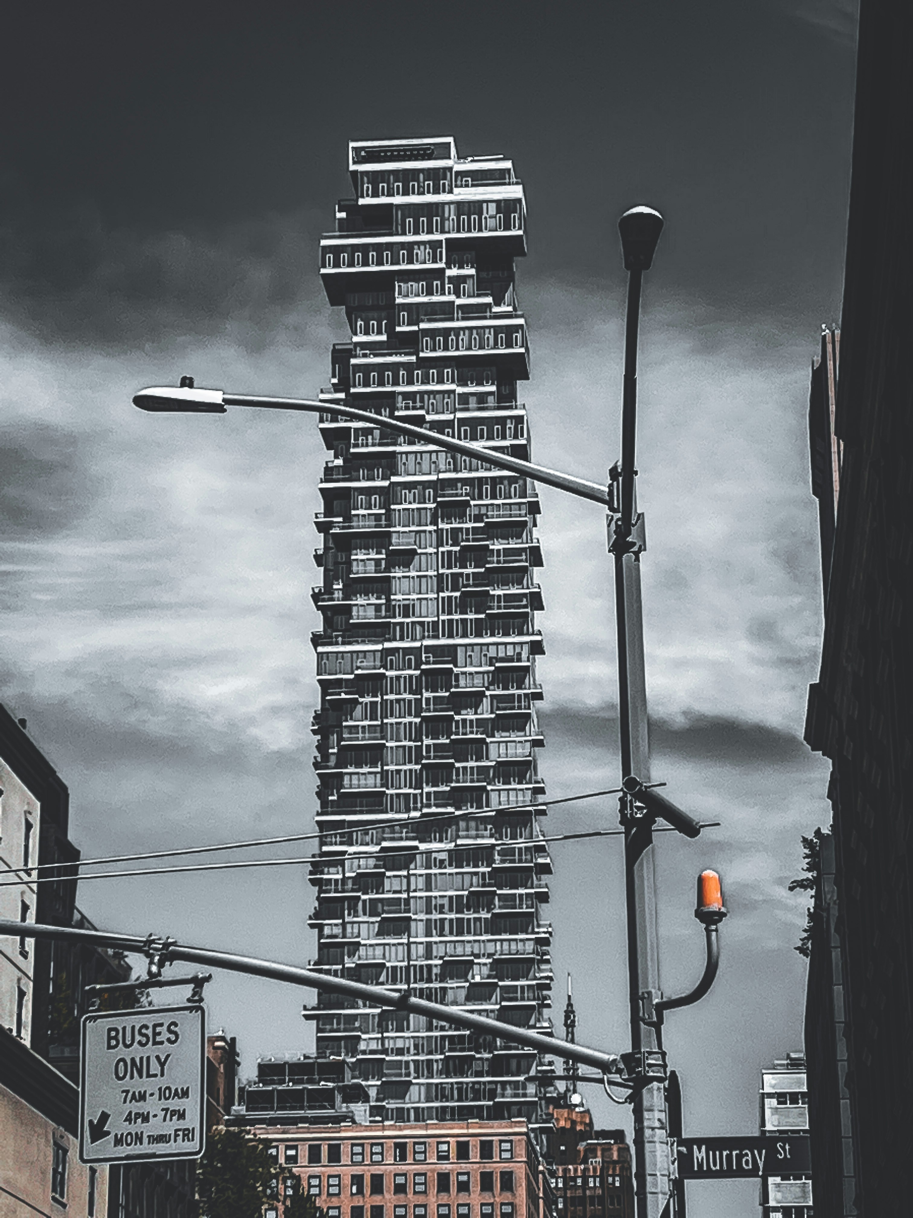 un edificio alto con un letrero