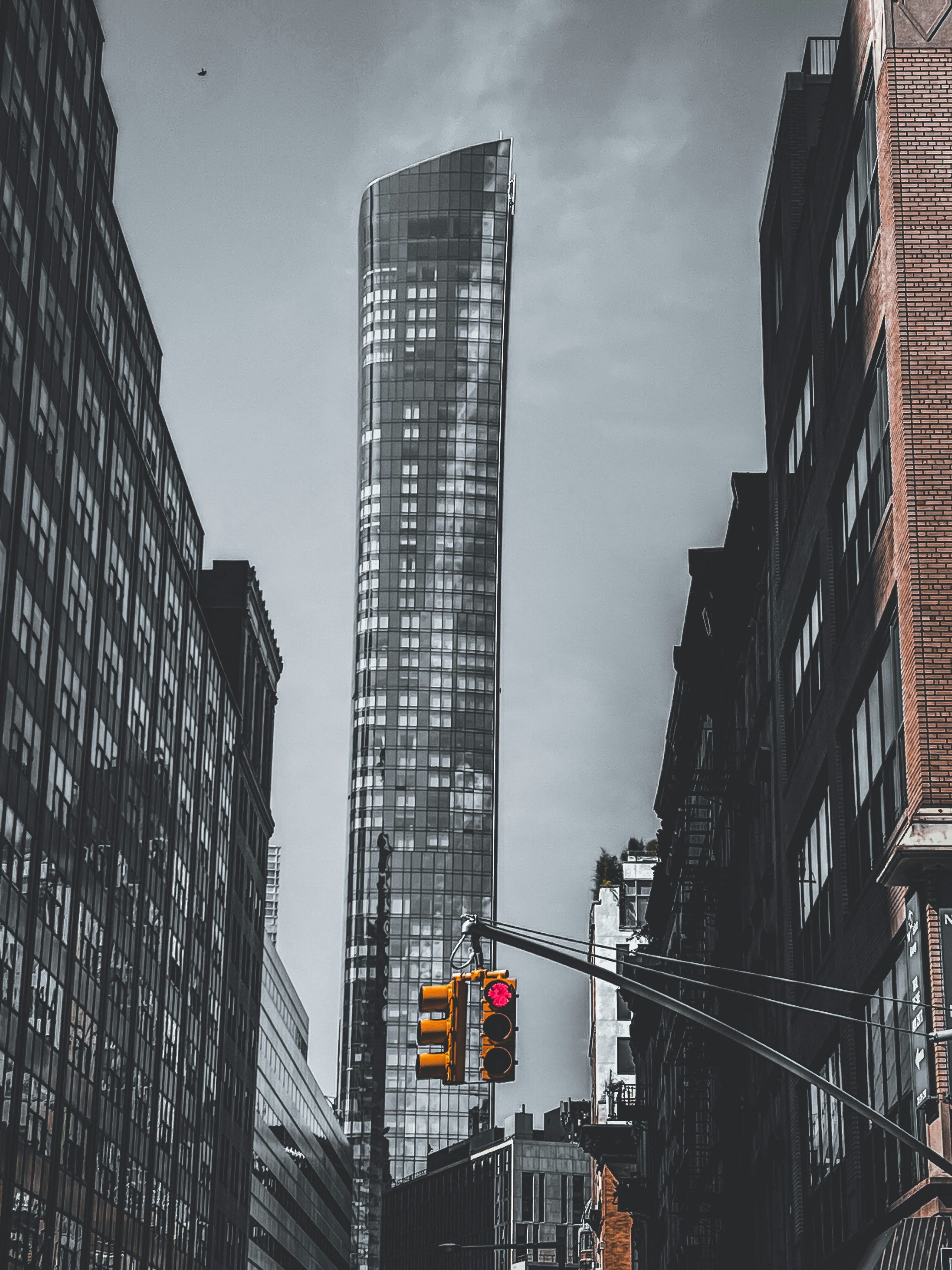 Un rascacielos en una ciudad