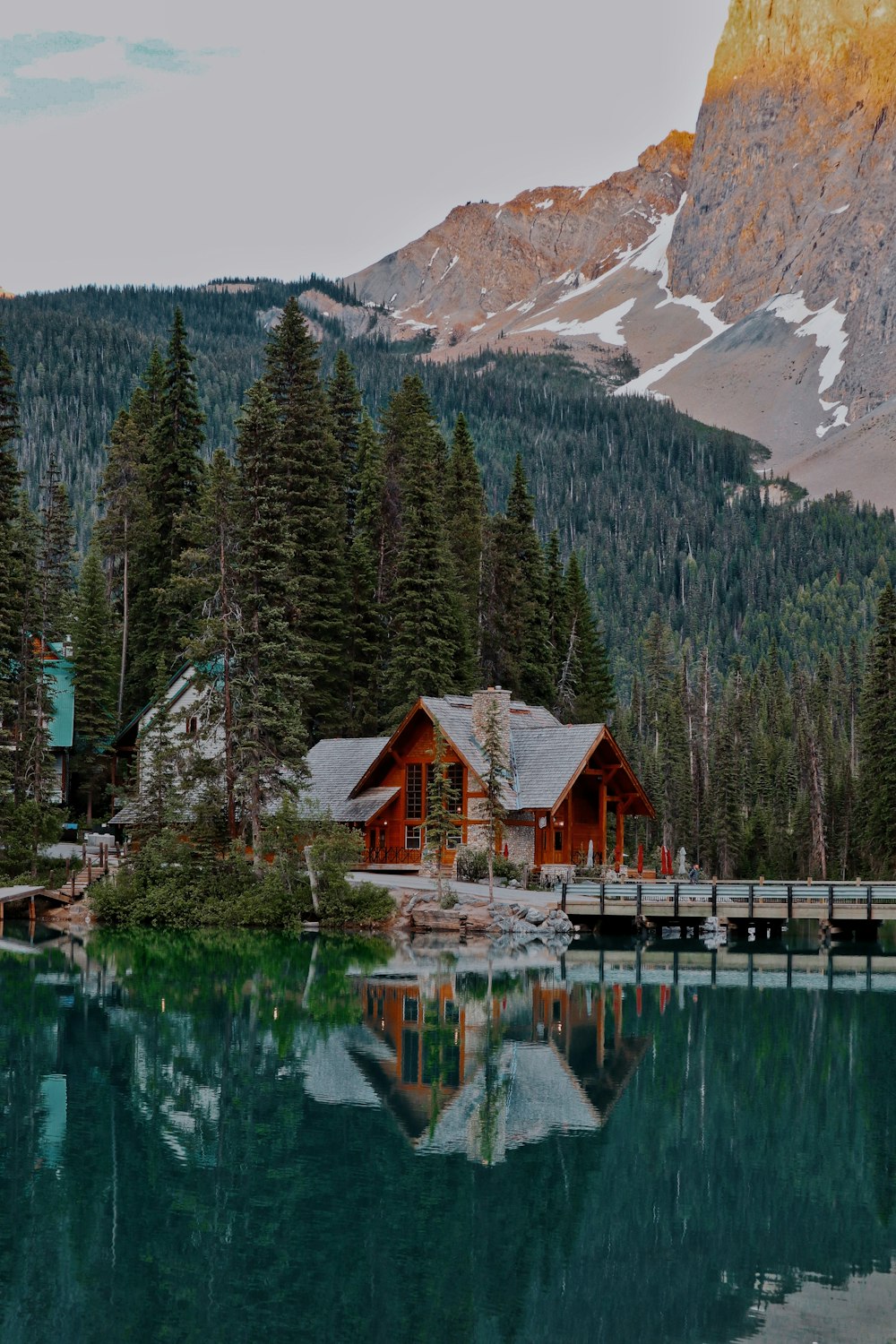 uma cabana em um lago