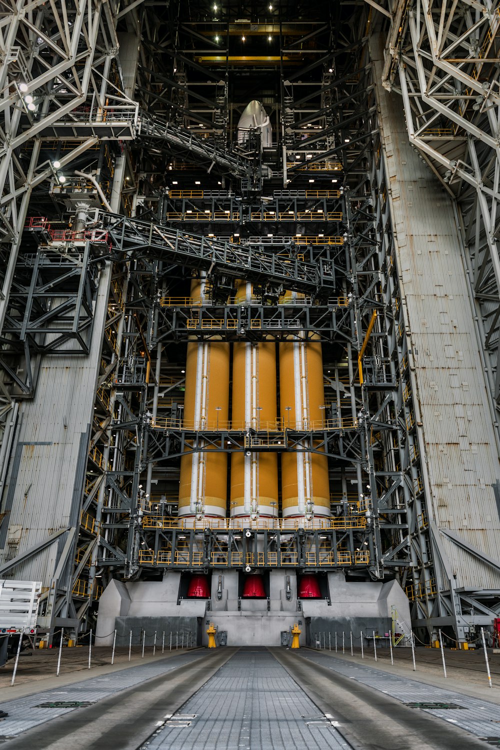 Une grande usine avec de nombreuses machines